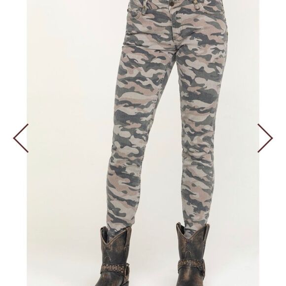 Idyllwind Camo Skinny Jeans with Studs NEW $65 - Picture 2 of 6